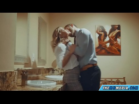 ❤️ ໃນເວລາທີ່ຜິວເນື້ອສີຂາວ busty seduces ທ່ານຢູ່ໃນຫ້ອງນ້ໍາສາທາລະນະ ☑ ພາບລາມົກທີ່ມີຄຸນນະພາບ ຢູ່ພວກເຮົາ ☑